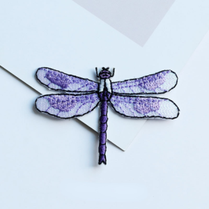  Patch brodé thermocollant libéllule 6cm x 4cm couleur violet