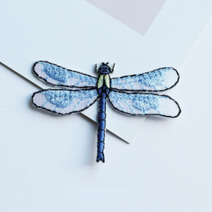 Patch brodé thermocollant libéllule 6cm x 4cm couleur Bleu