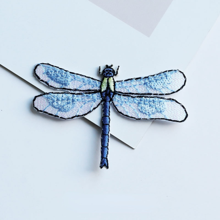 Patch brodé thermocollant libéllule 6cm x 4cm couleur Bleu