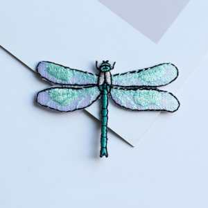 Patch brodé thermocollant libéllule 6cm x 4cm couleur Vert