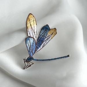 Patch brodé thermocollant libéllule multicolore 5.8cm x 7cm couleur Bleu