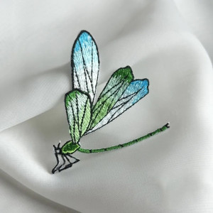 Patch brodé thermocollant libéllule multicolore 5.8cm x 7cm couleur Vert