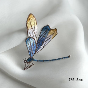 Dimensions Patch brodé thermocollant libéllule multicolore 5.8cm x 7cm couleur Bleu