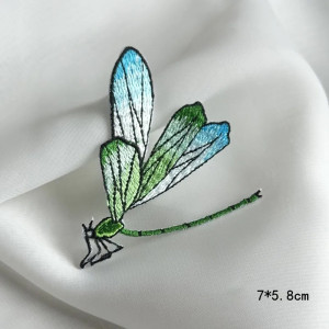 Dimensions Patch brodé thermocollant libéllule multicolore 5.8cm x 7cm couleur Vert