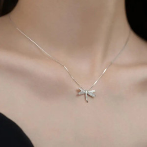Vue Portée Collier Pendentif Libellule Scintillement Doré Couleur Or