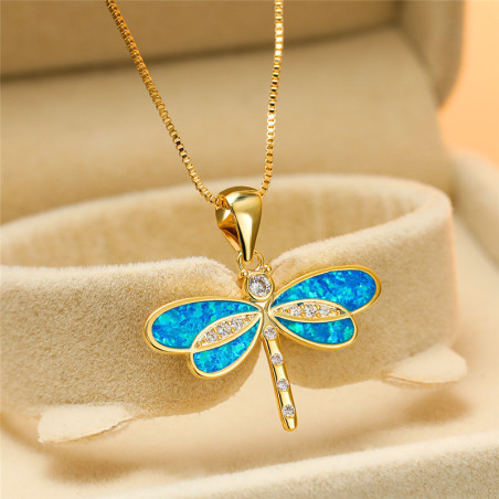 Vue Portée Collier Pendentif Libellule Éclat Prismatique Couleur Bleu