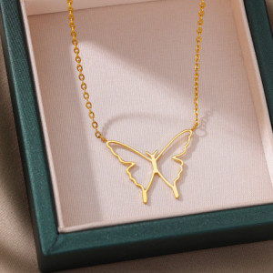 Vue générale Collier Pendentif Papillon Minimaliste Couleur Or
