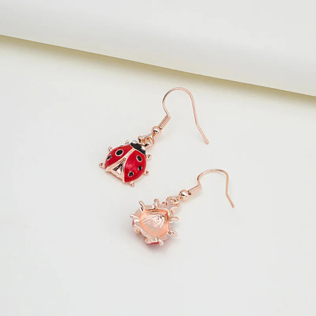 Vue de côté Boucles d'Oreilles Coccinelle Pendantes