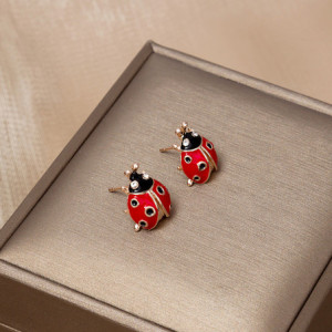 Vue détaillée des Boucles d'Oreilles Coccinelle Volantes avec Pierre Précieuse