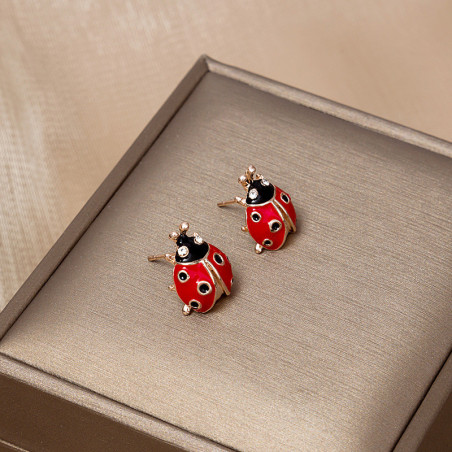 Vue détaillée des Boucles d'Oreilles Coccinelle Volantes avec Pierre Précieuse