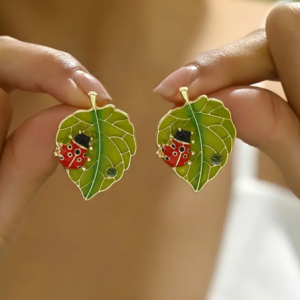 Boucles d'Oreilles Coccinelle et Feuille couleur Vert