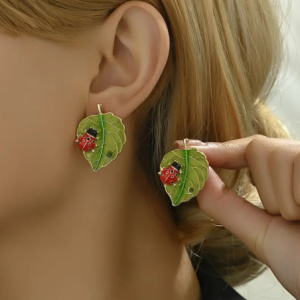 Vue de face Boucles d'Oreilles Coccinelle et Feuille couleur Vert