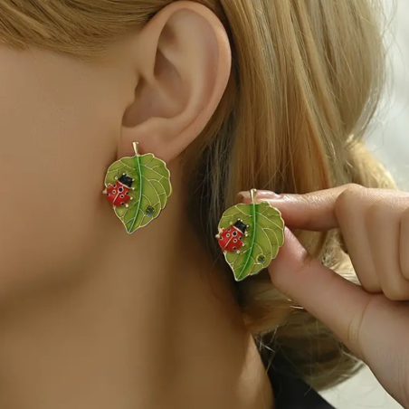 Vue de face Boucles d'Oreilles Coccinelle et Feuille couleur Vert