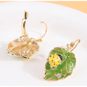Vue arrière Boucles d'Oreilles Pendantes Coccinelle et Feuille couleur Jaune