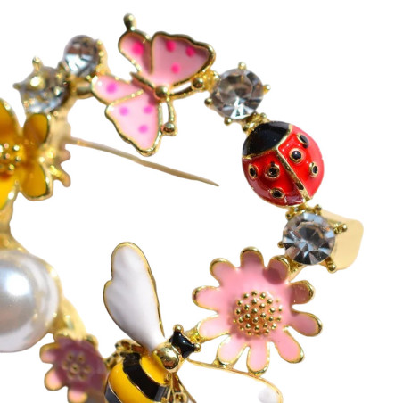Vue détaillée Broche Coccinelle, Papillon et Abeille sur Fleurs