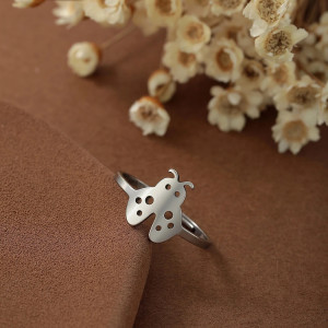 Vue détaillée Bague Coccinelle Design Minimaliste Redimensionnable Couleur Argent