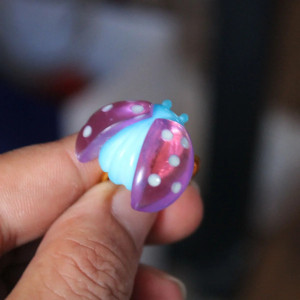 Vue de face Bague Coccinelle "Éclat de Nuit" Redimensionnable