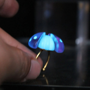 Vue de côté Bague Coccinelle "Éclat de Nuit" Redimensionnable