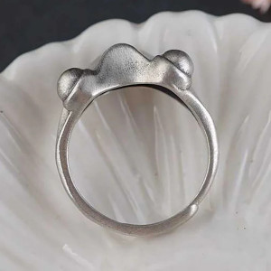 vue au dessus de la Bague Grenouille Minimaliste Argentée bague ajustable
