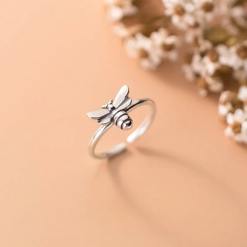 Bague petite abeille en cuivre : simple et élégante !