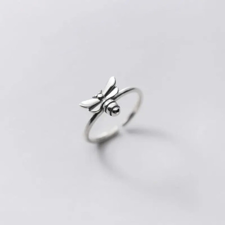 Bague petite abeille en cuivre : simple et élégante !