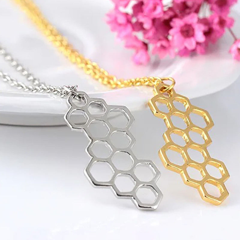 Pendentif Abeille "Alvéole Élégante"