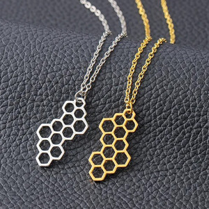 Magnifique Pendentif Abeille "Alvéole Élégante"