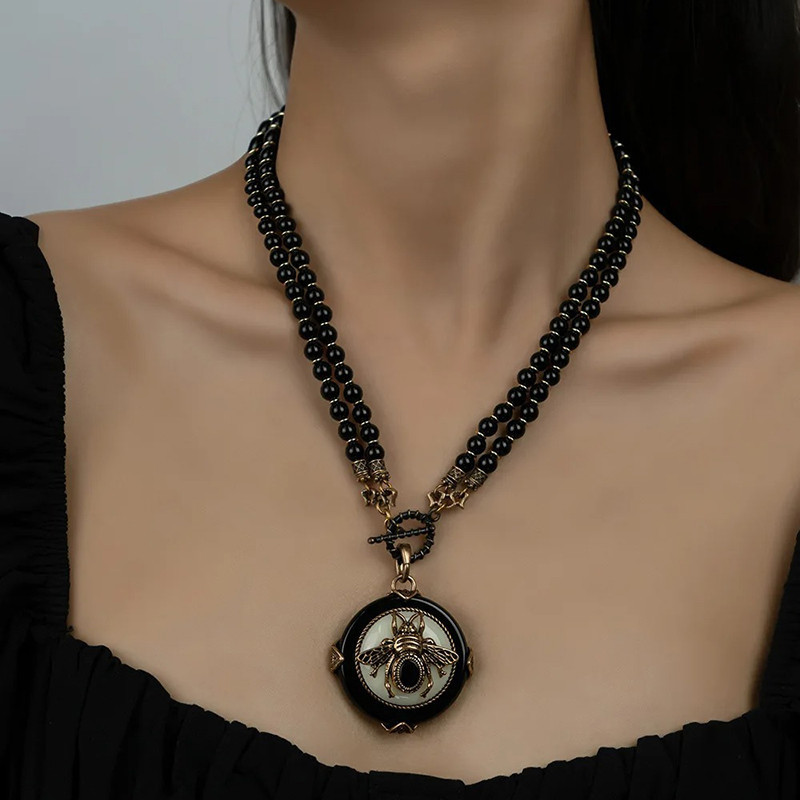 Collier Abeille Vintage 'Majesté Nocturne' en agate naturelle