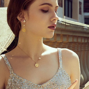 Collar Abeja 'Brillo Precioso' - Joya Elegante para Oficina