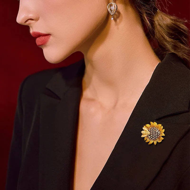Magnifique Broche abeille butinant un tournesol : 3 couleurs au choix !