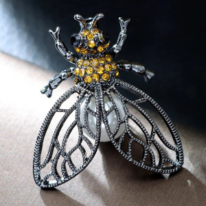 Broche Abeja Majestad Gótica - Joya Elegante y Misteriosa