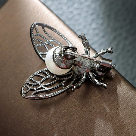 Gothic Majesty Bee Brooch - Elegant & Mysterious Jewelry
