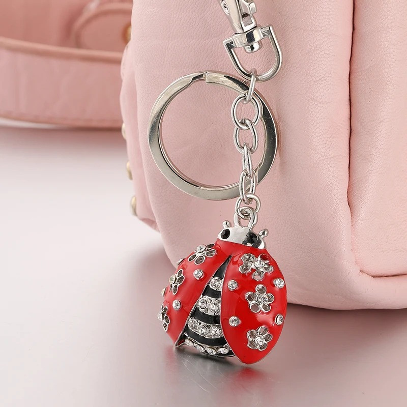 Porte-clés Coccinelle 'Fleur de Cristal' | Accessoires Luxueux avec Strass