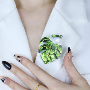 Elegant Tropical Frog Brooch | Unique Nature-Themed Jewelry