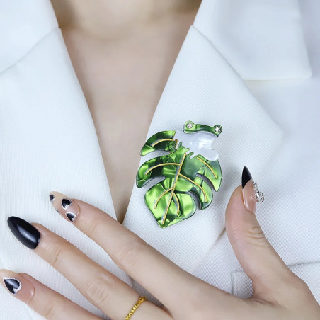 Elegant Tropical Frog Brooch | Unique Nature-Themed Jewelry