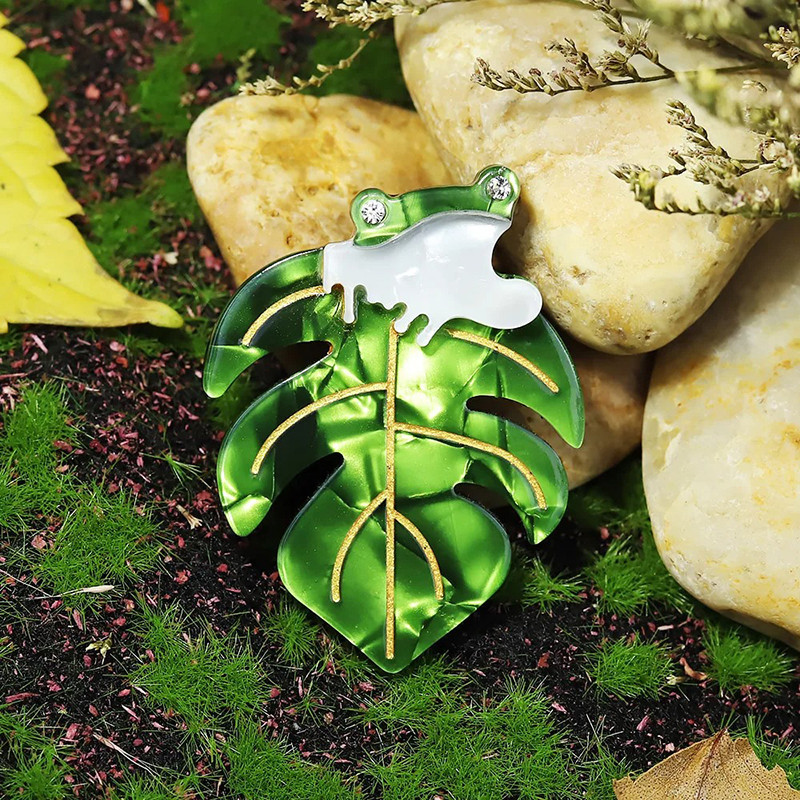 Broche Grenouille Tropicale sur Feuille de Monstera