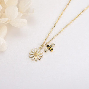 Daisy Sparkle Bee Necklace | Elegant Gold Bee Jewelry Gift