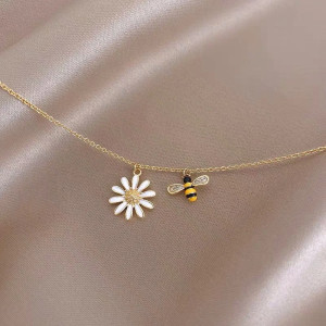 Daisy Sparkle Bee Necklace | Elegant Gold Bee Jewelry Gift