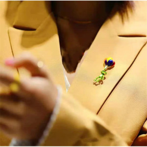 Abenteuerlicher Frosch Brosche – Süßer & lustiger Schmuck