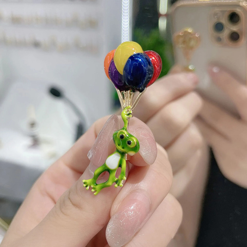 Pin's Mignon Grenouille Ballon | Bijou Fantaisie Cadeau Unique