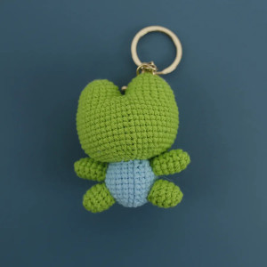 Porte-clés Grenouille Élégante au Crochet – Cadeau Fait Main