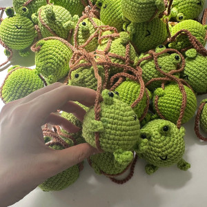 Porte-clés Grenouille sur Balançoire | Fait Main au Crochet