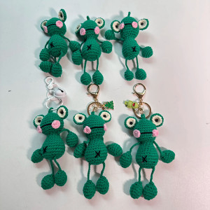 Porte-clés Grenouille Rigolote - tricotée main - 5 modèles au choix !