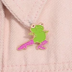 Pin's Drôle Grenouille avec Bottes Pailletées Roses | Cadeau Pin's Émaillé Mignon