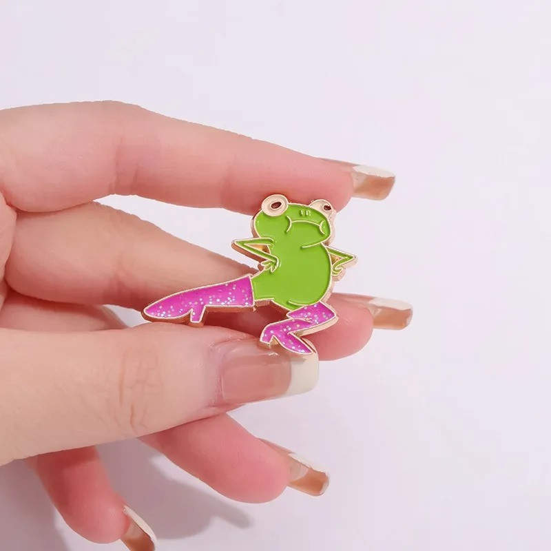 Pin's Drôle Grenouille avec Bottes Pailletées Roses