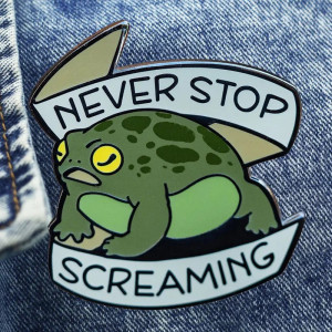 Pin's Émaillé Grenouille Militante "Never Stop Screaming"