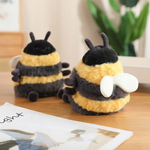 Découvrez une famille complète de peluches bébé abeille à adopter !