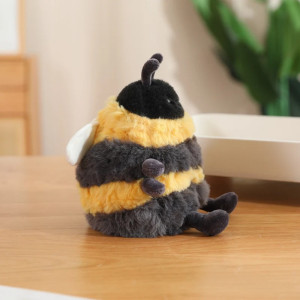 Découvrez une famille complète de peluches bébé abeille à adopter !