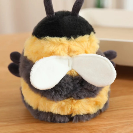 Découvrez une famille complète de peluches bébé abeille à adopter !