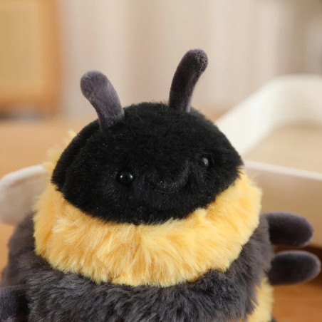 Découvrez une famille complète de peluches bébé abeille à adopter !